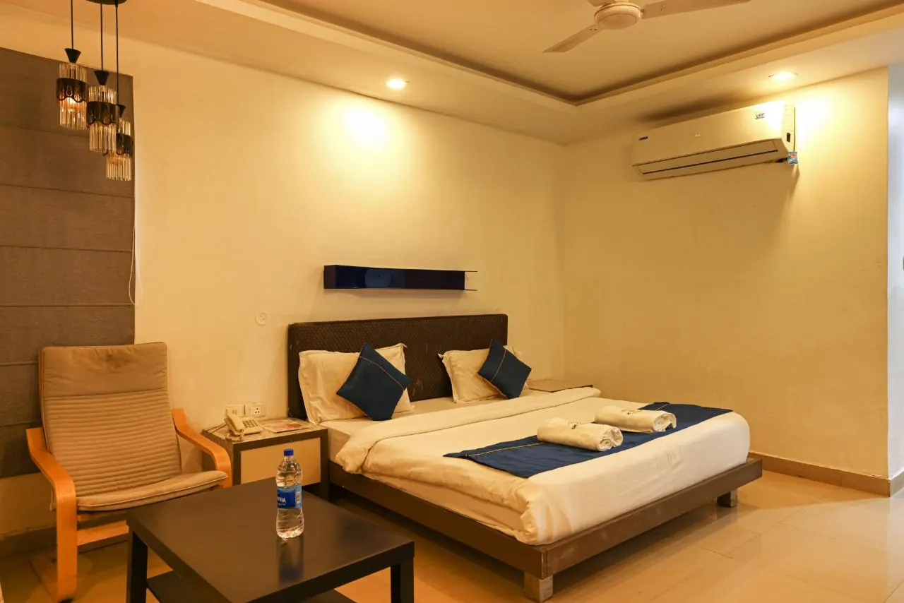 Executive Room with king bed and armchair